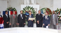Tesorería Nacional deposita ofrenda floral en homenaje a los padres de la Patria.