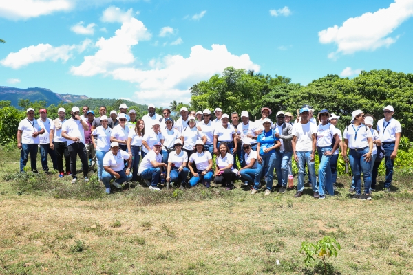 Empleados de la Tesorería Nacional se suman al Plan Nacional de Reforestación y siembran árboles.