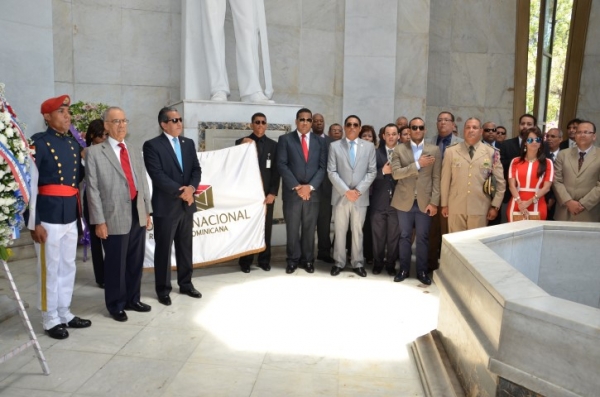 Tesorería Nacional depositó ofrenda floral con motivo del 171 aniversario de la Independencia Nacional