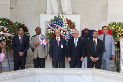 Tesorería Nacional depositó ofrenda floral con motivo del 172 aniversario de la Independencia Nacional y el mes de la Patria