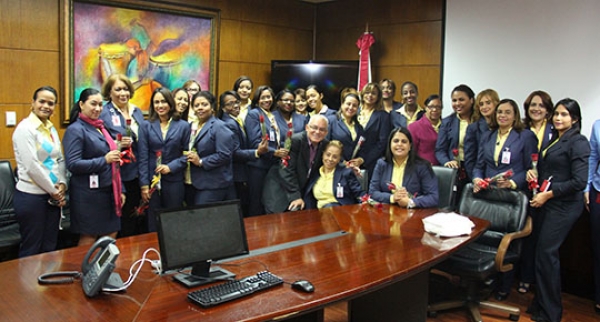 Tesorería Nacional agasaja secretarias en su día.