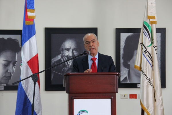Imagen - SubTesorero exponiendo avances del gobierno en materia de transparencia en conferencia anual en honor al exdirector de Aduanas, Miguel Cocco