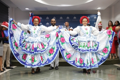 Con un grupo folklórico recorriendo sus instalaciones y cantando villancicos, la Tesorería Nacional le da la bienvenida a la Navidad.