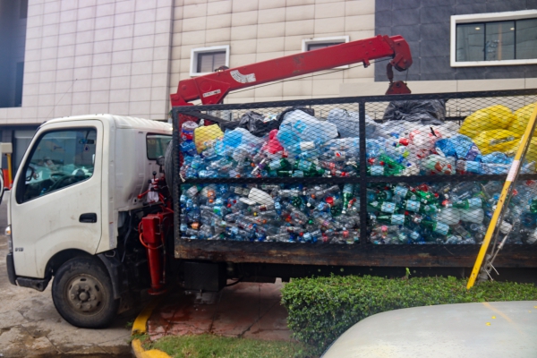 Camión con parte de las botellas plásticas recolectadas.