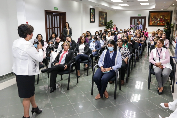 Lic. Delia Josefina Ortiz impartiendo charla a nuestras colaboradoras