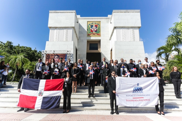 Tesorero Nacional deposita ofrenda floral en el 178 aniversario de la Independencia Dominicana