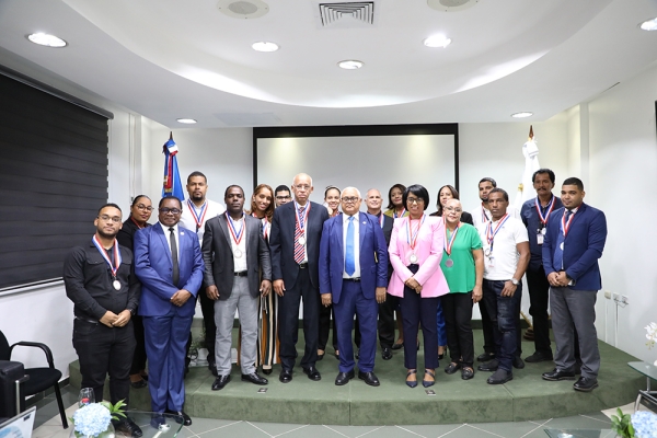 Tesorero Nacional junto a colaboradores reconocidos.