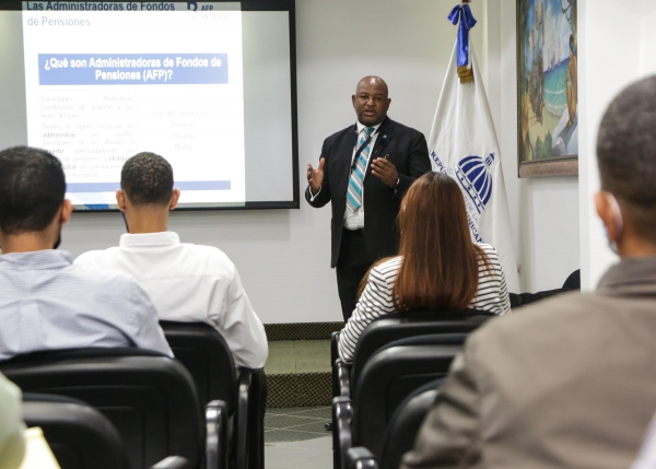 Lic. Reyes Medina Báez, coordinador de Gestión Comercial de AFP Reservas.