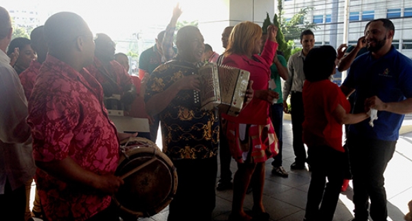 A ritmo de aguinaldo la Tesorería Nacional recibe la navidad.