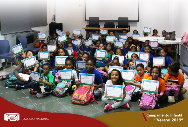 Imagen - Hijos de los servidores de la TN con certificados del campamento infantil. 