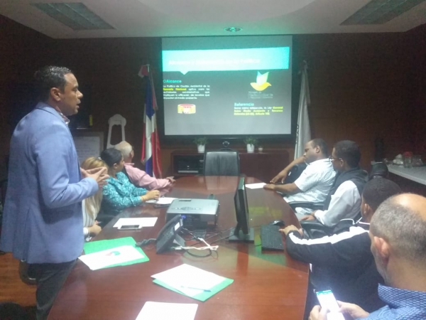 Imagen - Servidores socializando política de Gestión Ambiental.