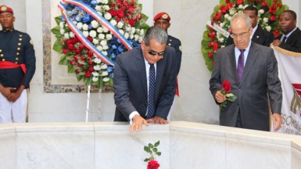 Tesorería Nacional deposita ofrenda floral en el Altar de la Patria con motivo del 86 aniversario de su fundación