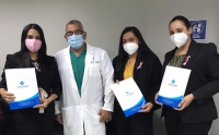 El doctor Jorge Alejandro Vaillant Albuerne, especialista en ginecología y obstetricia  junto a parte de las servidoras de ésta institución que participan en la Jornada preventiva del cáncer de mama.