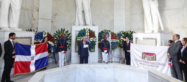 Tesorería Nacional rinde tributo a padres de la Patria con motivo del 174 aniversario de la Independencia Nacional.