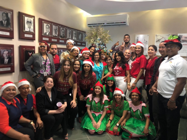 A ritmo de villancicos servidores de la Tesorería reciben la Navidad.